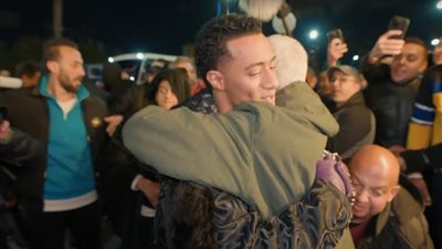 محمد رمضان لـ بائع السبح الفائز بمدفع رمضان: هشتري منك البضاعة اللي بـ600 بـ100 ألف جنيه