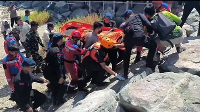 تمساح شرس يهاجم سباحًا ويقتله في حادث مروع على شاطئ بإندونيسيا