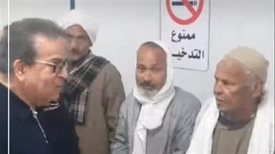 بيأخرونا بالساعات.. وزير الصحة يستمع لشكوى مريض غسيل كلوي بالمنيا | فيديو