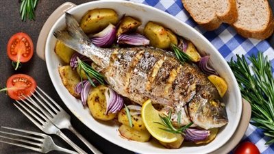 طعمها روعة| طريقة تحضير صينية سمك بالبطاطس وأرز أبيض لإفطار اليوم 29 من رمضان 2025