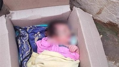 تفاصيل العثور على رضيعة ملقاة أمام مسجد في الفيوم | بث مباشر