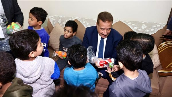 محافظ المنوفية يوزع