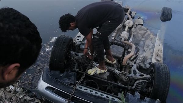 انقلاب سيارة في ترعة