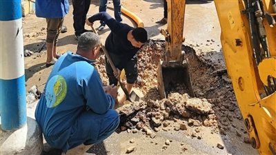 فرق الطوارئ تنجح في التعامل مع انفجار خط مياه رئيسي بالمنوفية 