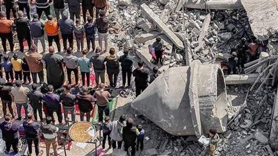 تحت القصف والدمار| عيد الفطر في غزة.. ملابس الفرحة للصغار استبدلت بالأكفان 