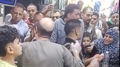 الكل بيجيب فسيخ ورنجة.. إقبال كثيف على محلات الأسماك المملحة قبل ساعات من عيد الفطر| بث مباشر