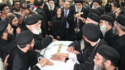 بحضور البابا تواضروس.. آلاف الأقباط يودعون الأنبا باخوميوس بمطرانية دمنهور