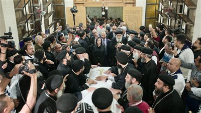 البابا تواضروس الثاني يتقدم موكب استقبال جثمان نيافة الأنبا باخوميوس في دمنهور | صور 