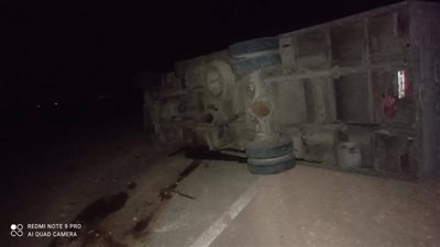 انقلاب سيارة محملة بالبضائع على طريق سيوة – مطروح وإصابة السائق ونجله