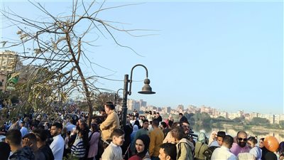 توافد المئات من أهالي مدينة بنها للاحتفال بعيد الفطر المبارك
