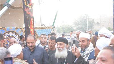 بيوزع عليهم عيدية.. قس يشارك أهالي القلمينا فرحة عيد الفطر في قنا