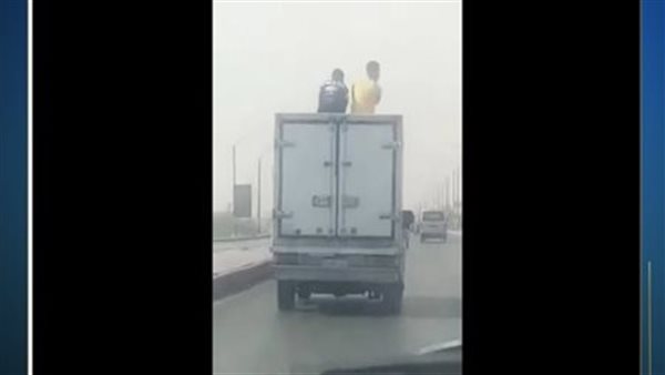 شابان يجلسان أعلى