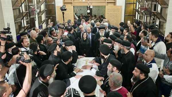 البابا يتقدم موكب