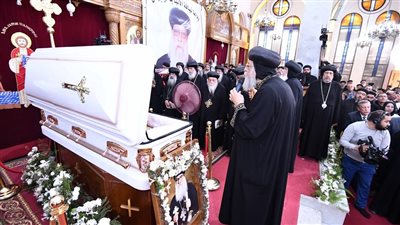 البابا تواضروس الثاني يصلي قداس وتجنيز نيافة الأنبا باخوميوس بالبحيرة | صور 