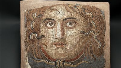 مخلوق أنثوي مجنح.. المتحف المصري بالتحرير يعرض قطعة من الفسيفساء عليها رأس الميدوزا