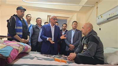 بمناسبة عيد الفطر.. محافظ شمال يقدم الهدايا للمصابين الفلسطينيين بمستشفى العريش