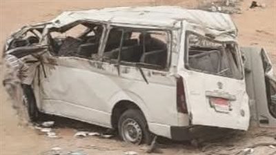 مصرع سائق وإصابة 13 شخصًا في انقلاب ميكروباص بالسويس