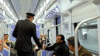 رجال الشرطة يشاركون المواطنين الاحتفال بعيد الفطر