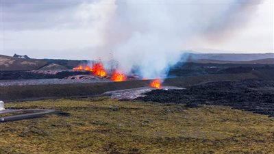 حمم بركانية تثير الهلع في أيسلندا.. وإجلاء سكان مدن ساحلية