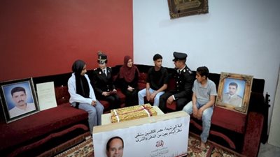 الداخلية تشارك أسر شهداء الشرطة الاحتفال بالعيد.. وتوزع هدايا الرئيس عليهم |صور