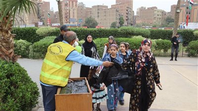 لجمع مخلفاتهم الخاصة.. محافظة الجيزة توزّع أكياسًا بلاستيكية مجانًا على روّاد الحدائق والمتنزهات لتسهيل عملية النظافة 