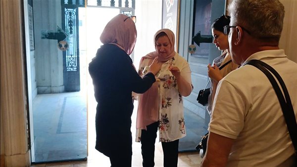  السائحين في متحف