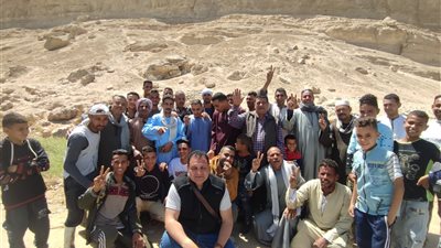 أبطال قرية نجع الشيخ حمد يروون تفاصيل إنقاذ شاب عالق أعلى الجبل بسوهاج| فيديو وصور