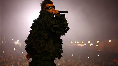 دخل المسرح بتوك توك.. لقطات من حفل عصام صاصا في عيد الفطر | صور