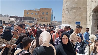 إقبال كبير من العرب والأجانب على زيارة قلعة قايتباي بالإسكندرية في ثالث أيام عيد الفطر | صور