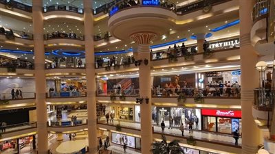 شاب يلقي بنفسه من الطابق الثامن في مول سيتي ستارز بمدينة نصر | بث مباشر