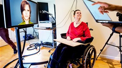 جهاز يعيد الكلام لامرأة بعد 18 عامًا من الصمت