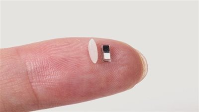 أصغر جهاز تنظيم ضربات القلب في العالم.. يعمل بسوائل الجسم ويذوب بعد الاستخدام