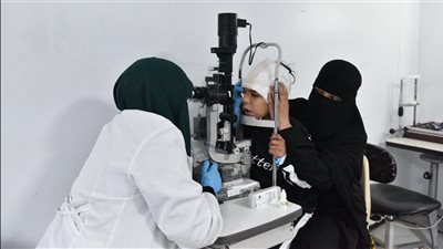 الصحة: الطفلة إيمان ضحية رشق الحجارة تعاني من تهتك بقرنية العين اليمنى.. وجارٍ وضع خطة علاجية لحالتها