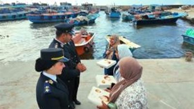 رجال الشرطة يواصلون مشاركة المواطنين الاحتفال بالعيد وتوزيع الهدايا عليهم 