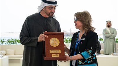 محمد بن زايد يسلم جائزة المركز الأول لهوسبيس مصر في مسابقة الشيخة فاطمة بنت مبارك للتميز والذكاء المجتمعي