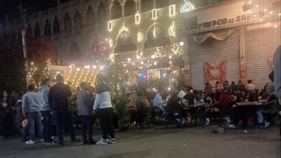 بالشيش والترابيزات| مقاهي في مصر الجديدة تحتل الشارع والرصيف.. والسكان يستغيثون