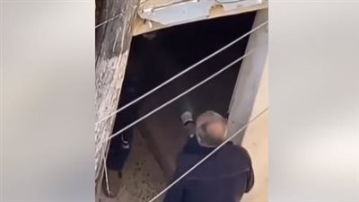 مُسن فلسطيني يحاول تحذير جيرانه من اقتحام الجيش الإسرائيلي لمخيم الدهيشة.. ويكتشف وصول الجنود قبله