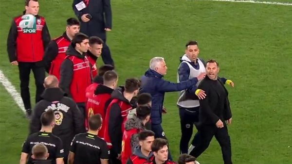 مورينيو يعتدي على