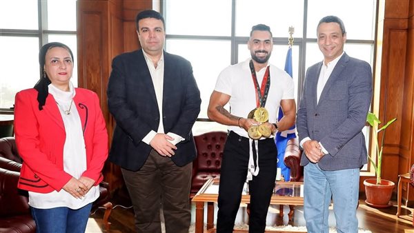 محافظ السويس يكرم