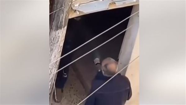 مُسن فلسطيني يحذر