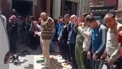 أهالي دمياط يؤدون صلاة الجنازة على جثمان الفتاة المتوفاة حزنا على والدها| بث مباشر 