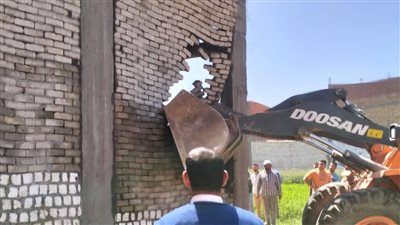 حملات مكثفة لإزالة التعديات على الأراضي الزراعية خلال إجازة عيد الفطر بالمنيا