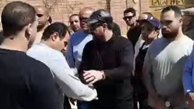 عقب دفن زوجته.. نجوم الفن يواسون نضال الشافعي أمام المقابر | بث مباشر 