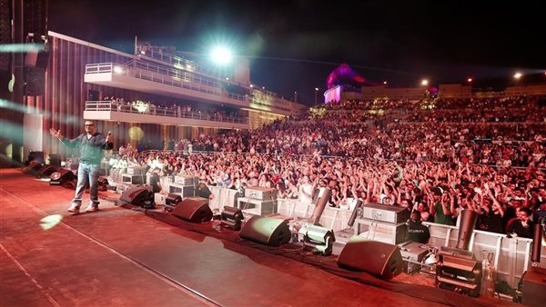 عمرو دياب يشعل الدانة