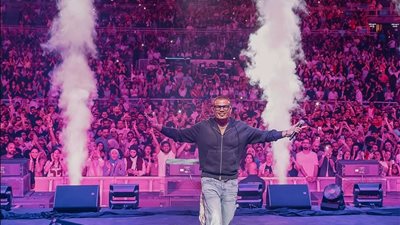 من البحرين لـ أبو ظبي.. عمرو دياب يسيطر على الخليج العربي ويشعل موسم حفلات الصيف بحضور كامل العدد