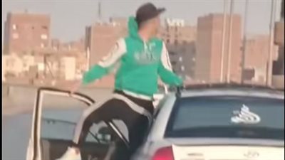 بيرقص والعربية ماشية.. الأمن يفحص تداول فيديو لخروج أحد الأشخاص من سيارة أجرة للاستعراض 