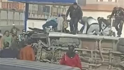 إصابة 16 شخصًا إثر تصادم ميكروباص وميني باص في السويس| بث مباشر