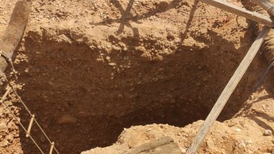 مصرع شاب وإنقاذ آخر.. الصور الأولى لموقع انهيار بئر على شخصين خلال الحفر بقنا