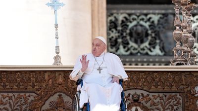 واضعًا خرطوم أكسجين.. البابا فرانسيس يظهر لأول مرة في الفاتيكان بعد وعكته الصحية