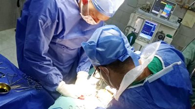 استغرقت 7 ساعات.. فريق طبي بمستشفى أجا ينجح في إجراء جراحة دقيقة لإنقاذ حياة شاب بالدقهلية
